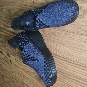 bernie mev. Gem Woven Slip-On Sandal Heeled Wedge in Black and Dark Gray